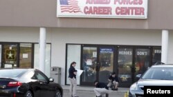 聯邦調查局探員在槍擊案現場蒐集證據