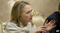 美國國務卿克林頓在柬埔寨首都金邊出席東盟地區安全論壇﹐與印尼外長(不在圖內)舉行會談。