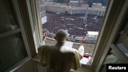 Папа римский Бенедикт XVI в последний раз обращается к пастве с воскресной проповедью из окна своего кабинета. Ватикан, 24 февраля 2013 года