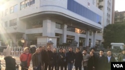 社交媒体图片：许多律师前往广东司法厅外声援隋牧青(中)