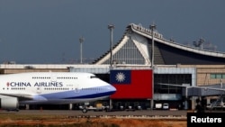 台湾中华航空公司一架波音747客机正在台北桃园机场起飞。（2018年8月6日）