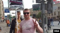 2012年5月6日普京就职总统前夕莫斯科爆发大规模反政府示威。这名示威者的标语写道，我们这里不是平壤。（美国之音白桦拍摄）