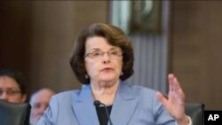 范斯坦参议员在国会作证(资料照片)