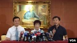 台灣國民黨準總統參選人洪秀柱（中）在記者會上（美國之音楊明拍攝）