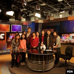 Rain和美国之音工作人员