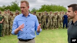 代理国防部长帕特·沙纳汉就如何支持国土安全部确保西南边境安全与军人交谈