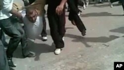 傷者被其他抗議者救出。