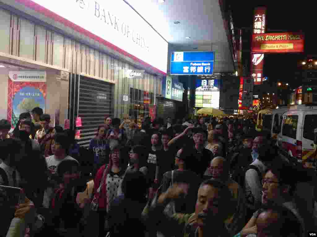 上千港人连续第四晚在旺角聚集争真普选(美国之音海彦拍摄)