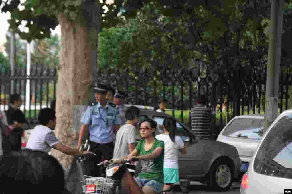 濟南中級人民法院附近街頭的公安人員