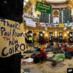 威斯康辛州公務員二月中於威斯康辛州議會大廈內抗議