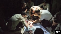 7月13日叙利亚人悼念一位中弹身亡的同胞