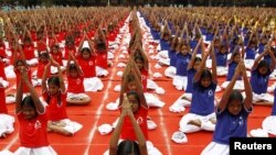 世界瑜伽日前，印度學生練習瑜伽