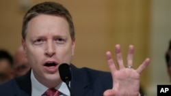 资料照片：前副国家安全顾问博明在众议院美国与中国共产党战略竞争特殊委员会的听证会上作证。(2023年2月28日)