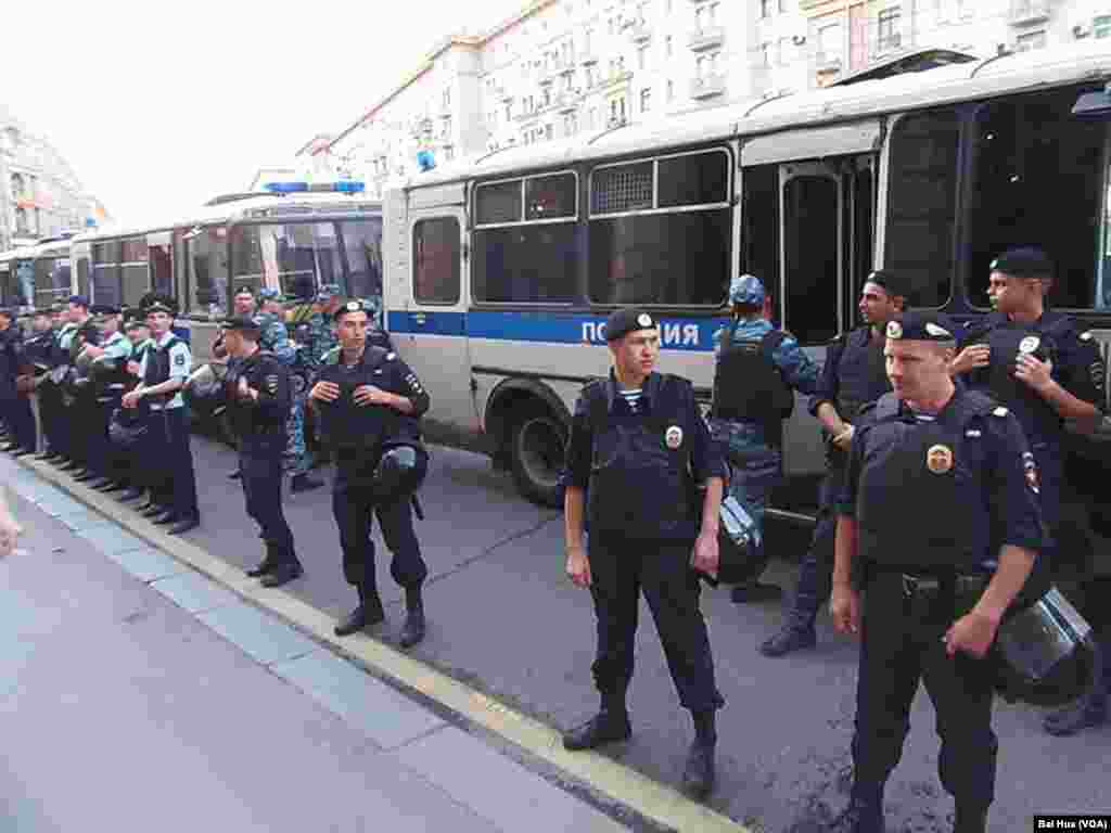 红场附近的警察。(美国之音白桦拍摄)