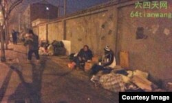 访民圣诞露宿街头 （天网提供）