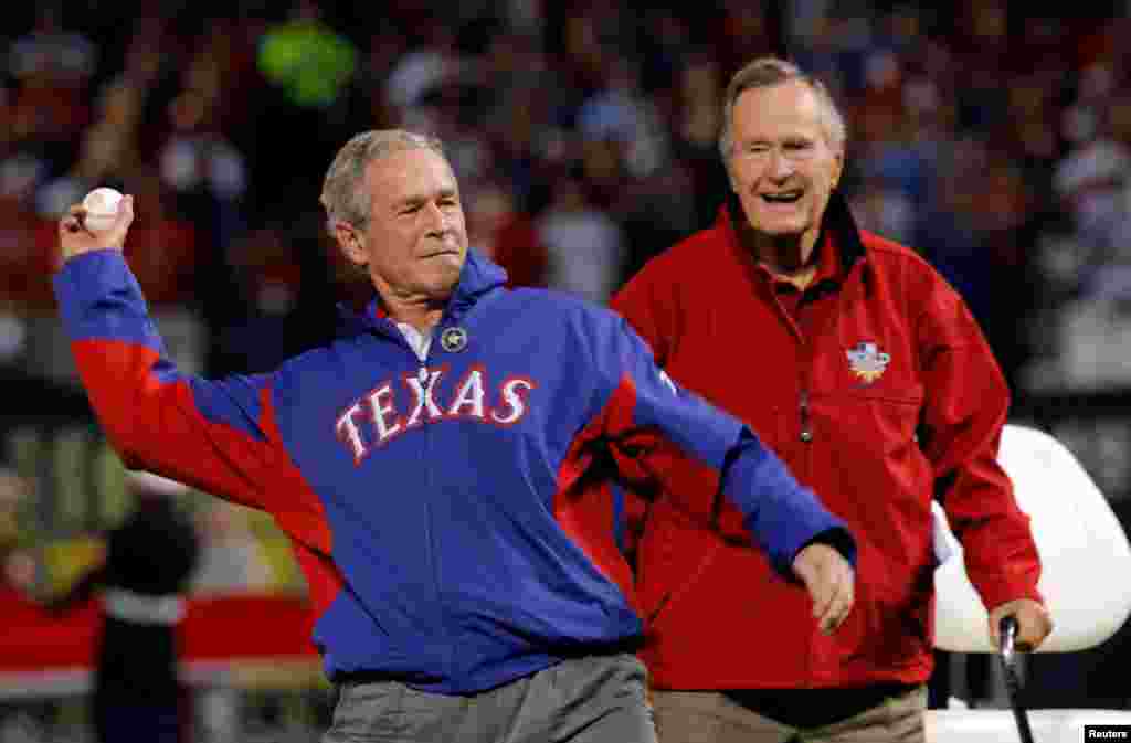 2010年10月31日，老布殊看著小布殊在德州為一場棒球賽象徵性發球。