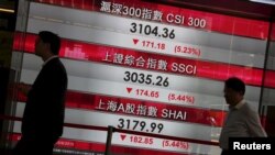 香港金融中心人行道旁的数字屏显示下跌股票指数（2015年8月25日）。