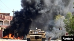 一輛伊拉克軍車與“人民動員陣線”（PMF）一起出現在泰勒·阿法爾市對抗“伊斯蘭國”激進分子的戰鬥中。 （2017年8月26日）