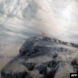 宝兴的“红军翻越夹金山纪念馆”及馆内陈列的反映红军过雪山的油画