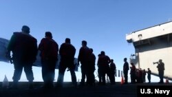 美國海軍羅斯福號航空母艦的水兵在甲板上進行武器訓練（美國海軍2020年3月22日）