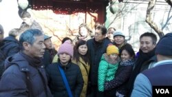 趙紫陽之子趙二軍（中）與遼寧維權人士姜家文（左一）等景仰者在一起(2016年1月17日俞梅蓀拍攝)