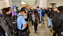 大批警員在高等法院出入口戒備，向部分輪候旁聽席的市民發出防疫限聚令告票。(美国之音 湯惠芸)