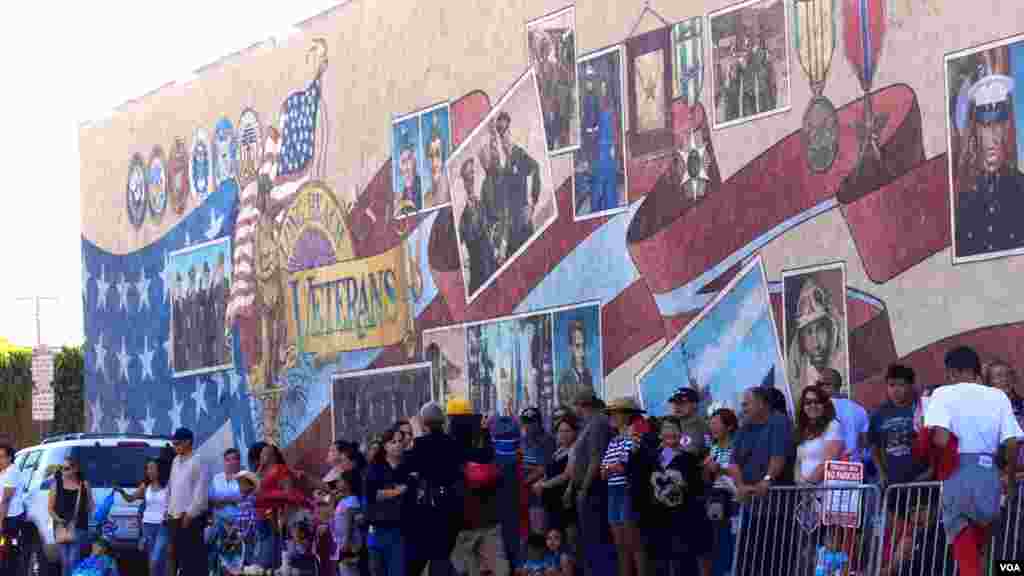 塞满人行道的观众（美国之音国符拍摄）