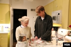 佟瑞和母親瑪麗•克勞福德 (美國之音王子揚拍攝)