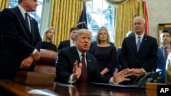 美国总统特朗普2018年11月16日在白宫椭圆形办公室举行的“网络安全与基础设施安全机构法案”签字仪式上回答记者关于特别检察官罗伯特·穆勒调查的问题。