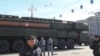 俄罗斯一直重视核武力量。2015年5月红场阅兵彩排时莫斯科街头的新式”雅尔斯”战略导弹。（美国之音白桦拍摄）
