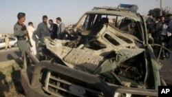 軍方在檢查爆炸車輛。