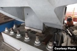 巨大的螺栓用来固定防震设备(Courtesy of Caltrans)