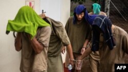 因在津巴布韋住所查獲犀牛角被捕的七名中國公民1月3日首次在維多利亞瀑布地方法院出庭。離開法庭時，他們中有人為避開攝像機用毛巾遮蓋臉部。