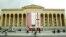 Здание парламента Грузии в дни визита в Тбилиси президента США Дж. Буша-младшего. Архивное фото. 2005 г.