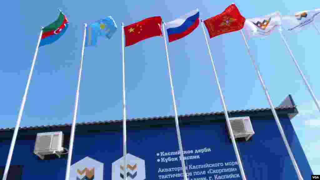 中国南海舰队的海军陆战队在离莫斯科1800多公里远的里海岸边的演习场。