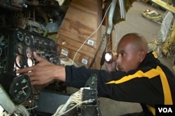 学员检查飞机，寻找肇事原因（美国之音国符拍摄）