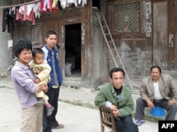 兴坡村的村民(左三为商先生，左一为商太太)