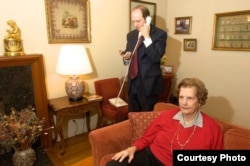 玛丽亚和舍内贝克律师在一起(照片来源：Volker Corell)