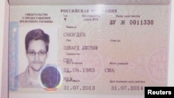 在逃前美国情报机构合同工斯诺登的庇护证件。 