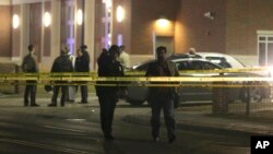 兩名警察在弗格森鎮受到槍擊後當局封鎖現場調查