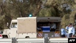 载着以色列前总理沙龙的灵柩的车队1月13日抵达墓地。