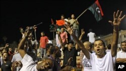 利比亞人民星期三早上走進卡扎菲在的黎波里官邸院落慶祝。