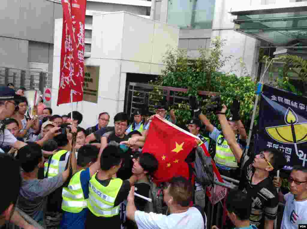 یک رای دهنده در شهر &laquo;سین&zwnj;سیناتی&raquo; ایالت اوهایو، برچسب &laquo;من رای می&zwnj;دهم&raquo; را روی لباسش چسبانده است. انتخابات میاندوره ای آمریکا روز سه شنبه است اما در برخی ایالت ها انتخابات زودهنگام آغاز شده و رای دهندگان می توانند رای خود را به صندوق بیاندازند.