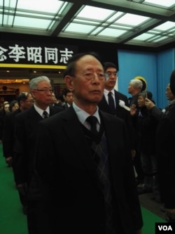 胡耀邦长子胡德平在李昭告别仪式现场