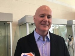 叶望辉接受媒体采访（美国之音钟辰芳拍摄）