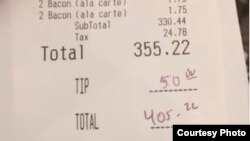 匿名女士为用餐的消防员买单