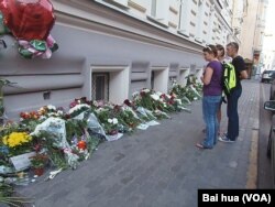 奥列西娅（左）和建筑工程师亚历山大夫妇。(美国之音白桦拍摄)