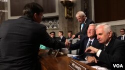 美国陆军部长埃斯珀(Mark Esper)与参议院军委会主席英霍夫(Inhofe)握手（美国之音黎堡2019年7月16日）