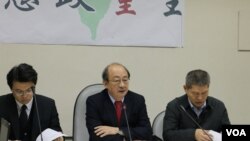 民进党立法委员柯建铭（中）(美国之音 杨明）