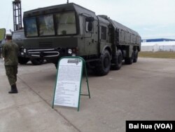 今年俄罗斯武器出口展上展出的伊斯康德尔导弹系统 (美国之音白桦拍摄)